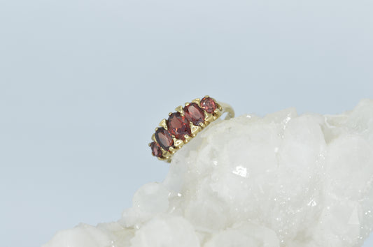 Flush Garnet Ring, 9k